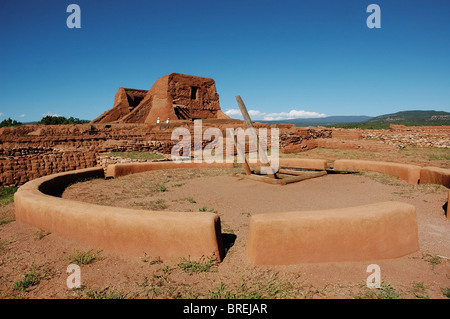 Rovine di Pecos Pueblo & missione spagnola a Pecos National Historical Park, Pecos, NM. Uomini kiva cerimoniale in foregroun Foto Stock