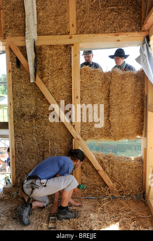 Europa Germania GER , eco villaggio Siebenlinden, costruzione di travi in legno, balle di paglia e argilla Foto Stock