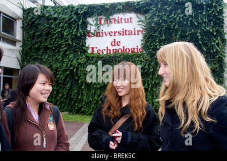 Studenti di sesso femminile socializzare davanti a Paul Verlaine Univeristy technology building a Metz, Francia. Foto Stock