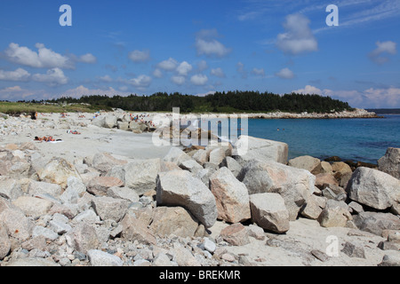 Rilassarsi sulla spiaggia rocciosa di cristallo in spiaggia a mezzaluna, Halifax, Nova Scotia, Canada. Foto di Willy Matheisl Foto Stock