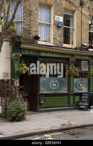 L agnello di un tradizionale pub di Londra centrale eseguire byYoungs Gran Bretagna il ben noto real ale brewer Foto Stock