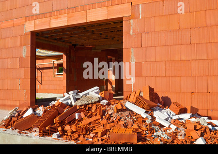 Rotto, rottamati argilla tegole del tetto e materiali di costruzione sul sito di costruzione - Francia. Foto Stock