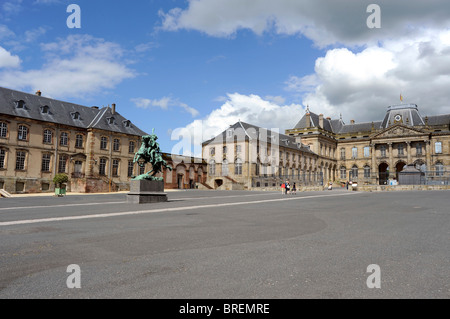 Castello di Luneville e General Antoine Lasalle statua, vicino a Nancy, Meurthe-et-Moselle, Lorena, Francia Foto Stock