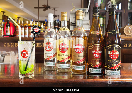 HABANA VIEJA: BAR HAVANA CLUB E BOTTIGLIE E MOJITO Foto Stock