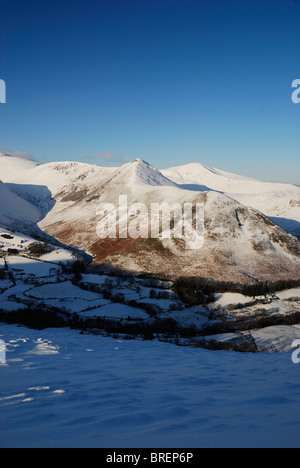 Coperta di neve Causey Pike e Newlands Valley in inverno, Lake District inglese. Foto Stock