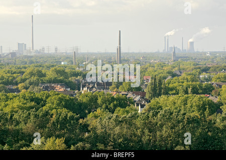 Vista della zona della Ruhr guardando ad ovest da Landschaftspark Duisburg-Nord, NRW, Germania. Foto Stock