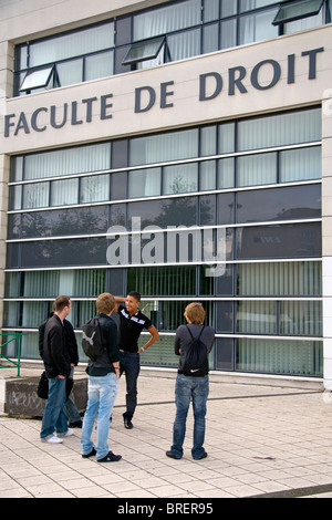 Gli studenti di socializzare davanti a Paul Verlaine Università edificio amministrativo a Metz, Francia. Foto Stock