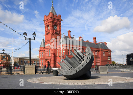 Merchant Seamen's War Memorial e Edificio Pierhead sul lungomare del vecchio dock. La Baia di Cardiff Glamorgan South Wales UK Gran Bretagna Foto Stock