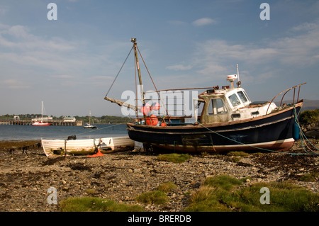 Spiaggiata barche da pesca sulla Craignure Village Beach Isle of Mull Argyll and Bute. Strathclyde. SCO 6736 Foto Stock