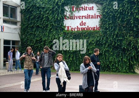 Gli studenti al di fuori del Paul Verlaine Univeristy technology building a Metz, Francia. Foto Stock