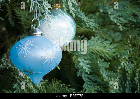 Le decorazioni di Natale appeso a un albero sempreverde Foto Stock