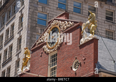 La facciata anteriore della vecchia casa di stato. Circondato da edifici più alti di Boston il quartiere finanziario, la facciata anteriore Foto Stock