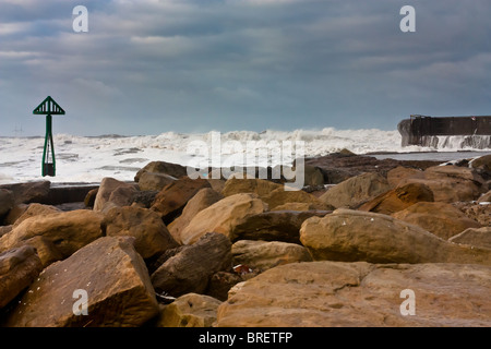 Moody stormy seascape del Nord inglese mare al largo della costa nord orientale a Seaton Sluice. Alta velocità della pellicola visibili alcuni grani. Foto Stock