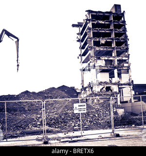 L'ultima parte della famigerata ' Get Carter' Piazza Trinità parcheggio auto essendo demolita in Gateshead. Foto Stock