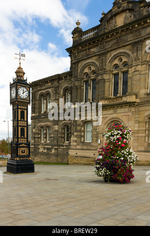 Gateshead vecchio municipio con poco Ben e fiori in mostra al di fuori. Foto Stock