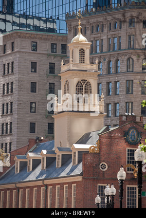 State House di Boston il quartiere finanziario. Circondato da edifici più alti. Foto Stock