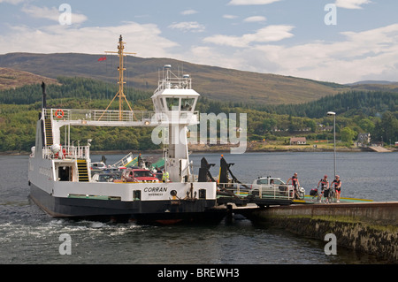 I passeggeri del traghetto lo sbarco dal traghetto Corran,Inverness-shire. SCO 6745 Foto Stock