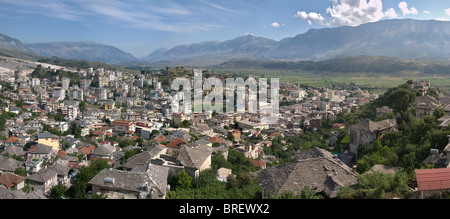 Una vista panoramica attraverso moderne Argirocastro con la valle di Drinos e Lunxheria montagne sullo sfondo, sud Albania. Foto Stock