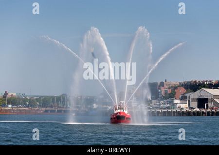 Massport fire boat #1 VISUALIZZAZIONE DI ACQUA. L' Howard W. Fitzpatrick una lotta antincendio rimorchiatore mette su un display acquosi Foto Stock