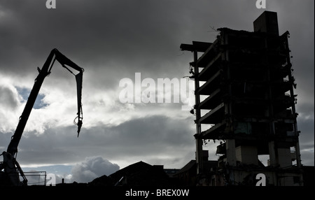 L'ultima parte della famigerata ' Get Carter' Piazza Trinità parcheggio auto essendo demolita in Gateshead. Foto Stock