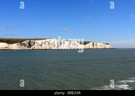 Viste della costa di Dover e Calais, i porti dei traghetti e il Canale della Manica dal mare Francia traghetti passeggeri, estate 2010. Foto Stock