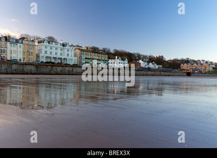 Case e alberghi riflessa sulla spiaggia sabbiosa a Filey nel North Yorkshire England Regno Unito Foto Stock