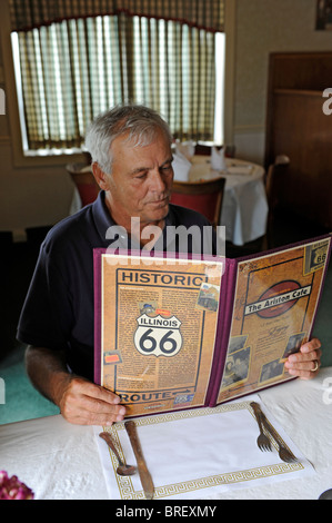 L'uomo guarda nel menu storico Cafe Ariston lungo la Route 66 Litchfield Illinois Foto Stock