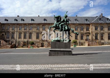 Castello di Luneville e General Antoine Lasalle statua, vicino a Nancy, Meurthe-et-Moselle, Lorena, Francia Foto Stock