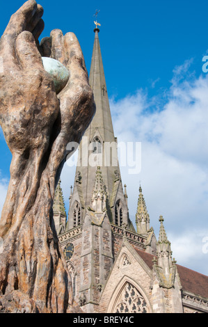 L'Albero della Vita memoriale dedicato alle vittime del blitz in Birmingham, Inghilterra. Scolpito da Lorenzo Quinn Foto Stock