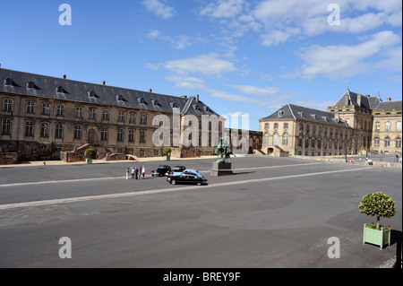 Vecchia auto Peugeot e Citroen a Castello di Luneville e General Antoine Lasalle statua, vicino a Nancy, Meurthe-et-Moselle, Lorena, Fr Foto Stock