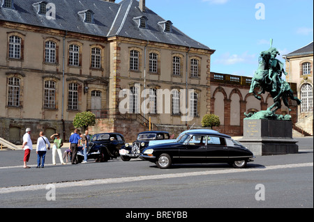Vecchia auto Peugeot e Citroen a Castello di Luneville e General Antoine Lasalle statua, vicino a Nancy, Meurthe-et-Moselle, Lorena, Fr Foto Stock