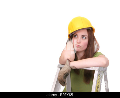 Bella espressiva lavoratore edile donna con hardhat e utensili per la lavorazione su bianco Foto Stock