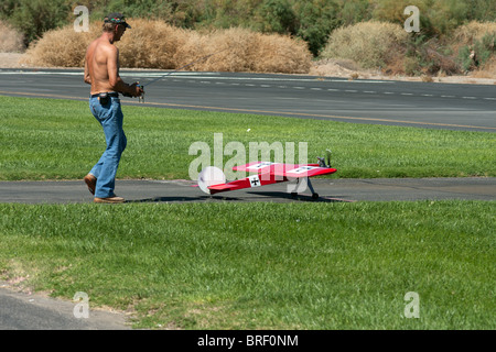 RC controllata in remoto il modello di aereo in azione Foto Stock