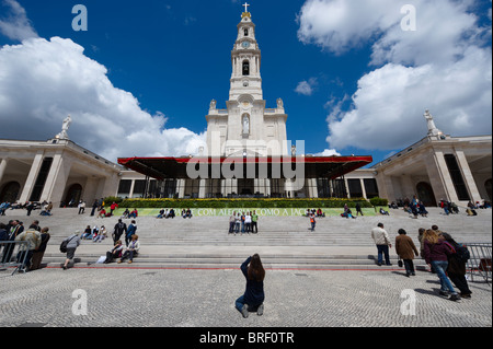 Fotografie di Pellegrino ai suoi amici davanti alla Madonna del santuario di Fatima in Portogallo Foto Stock