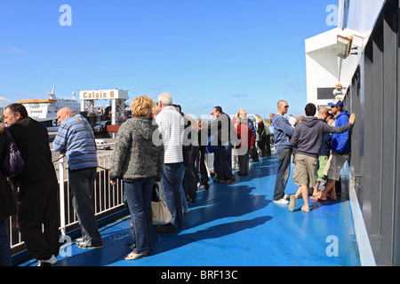 I passeggeri sul ponte del mare Francia traghetto a Calais porti traghetti dopo aver attraversato il Canale della Manica da Dover. Foto Stock