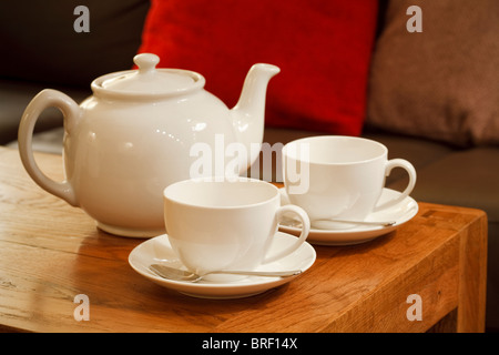 Porcellana Bianca teiera e teacups con piattini nel salotto di una casa moderna Foto Stock