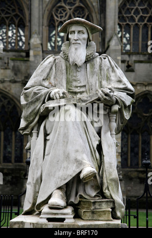 Memorial, statua che si trova nella parte anteriore della cattedrale, Exeter Devon, Inghilterra del sud, Gran Bretagna, Europa Foto Stock