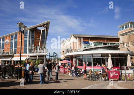 Mermaid Quay caffè e negozi affollati con la gente sul lungomare. Cardiff Bay (Bae Caerdydd), Glamorgan, Galles del Sud, Regno Unito, Gran Bretagna Foto Stock