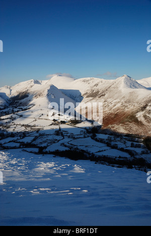 Causey Pike, Ard dirupi e Newlands Valley in inverno, Lake District inglese Foto Stock