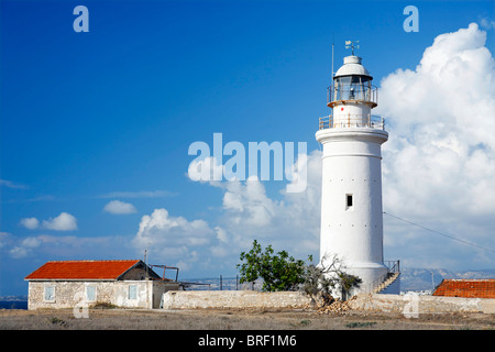 Faro di bianco, la casa ed il tetto rosso, cielo blu, il bianco delle nuvole, Paphos, Pafos, Cipro, Europa Foto Stock