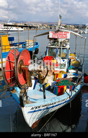 Barca da pesca, porto, aeroporto di Paphos, Pafos, Cipro, Europa Foto Stock