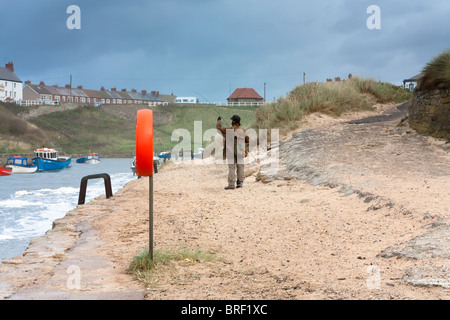 Mare pescatore fuori della Costa Nord Est a Seaton Sluice. Alta velocità della pellicola visibili alcuni grani. Foto Stock