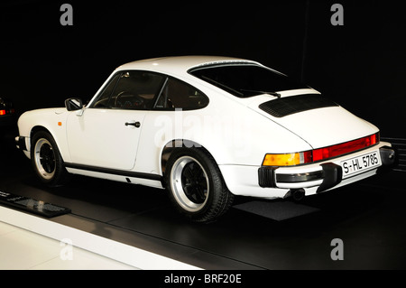 Porsche 911 Carrera 3.2 Coupe, nuovo Porsche Museum di Stoccarda, Baden-Wuerttemberg, Germania, Europa Foto Stock