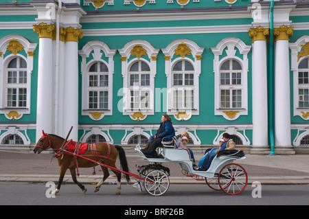 Carrozza a cavallo Zimny Dvorets Palazzo d'inverno presso la Piazza del Palazzo centrale di San Pietroburgo Russia Europa Foto Stock