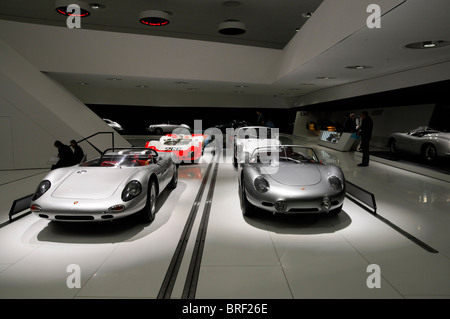 Vista interna con Porsche auto sportive, nuovo Porsche Museum di Stoccarda, Baden-Wuerttemberg, Germania, Europa Foto Stock