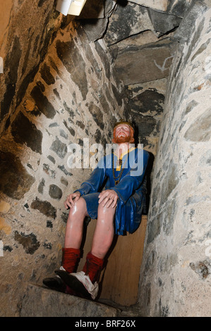 Modello di un re che siede su un medievale wc in legno in un castello Foto Stock