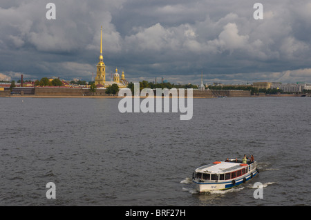 Escursione in barca sul fiume Neva con la fortezza di Pietro e Paolo in background San Pietroburgo Russia Europa Foto Stock