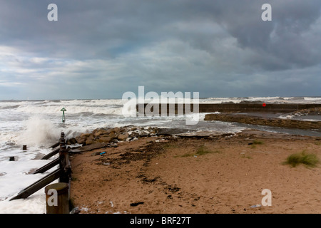 Moody stormy seascape del Nord inglese mare al largo della costa nord orientale a Seaton Sluice. Alta velocità della pellicola visibili alcuni grani. Foto Stock