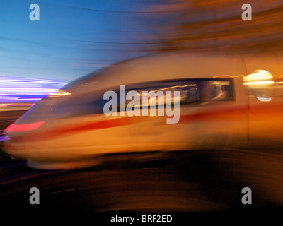 Il tedesco treno ICE ad alta velocità. Colonia, NRW, Germania Foto Stock