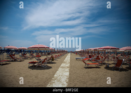 Ombrelloni da spiaggia Viareggio, Italia Foto Stock